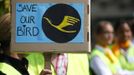 Members of German air carrier Lufthansa cabin crew union "UFO" hold placards outside a Lufthansa office building at the Fraport airport in Frankfurt, September 4, 2012. Lufthansa passengers face widespread flight disruption after cabin crew representatives said they continue a series of strikes over pay and cost-cutting measures at Germany's largest airline. The UFO union, which represents around two-thirds of Lufthansa's 19,000 cabin crew, late on Thursday called on its members to strike on Tuesday in Frankfurt and Berlin. REUTERS/Kai Pfaffenbach (GERMANY - Tags: BUSINESS EMPLOYMENT CIVIL UNREST TRANSPORT) Published: Zář. 4, 2012, 12:43 odp.