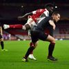 Bukayo Saka a Jan Bořil ve čtvrtfinále EL Arsenal - Slavia