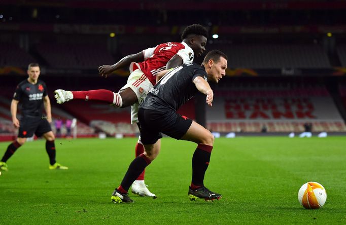 Bukayo Saka a Jan Bořil ve čtvrtfinále EL Arsenal - Slavia