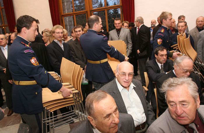 Hradní stráž nese židle