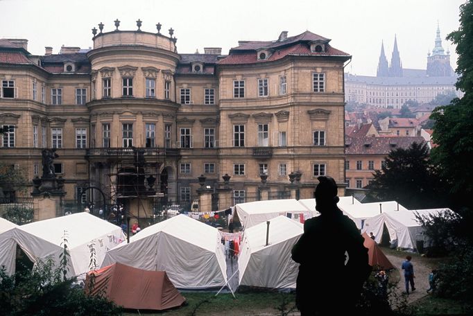 Situace uvnitř a vně velvyslanectví SRN, kde stovky uprchlíků z Východního Německa hledalo azyl, ve snaze se dostat mimo železnou oponu. Praha 1989.