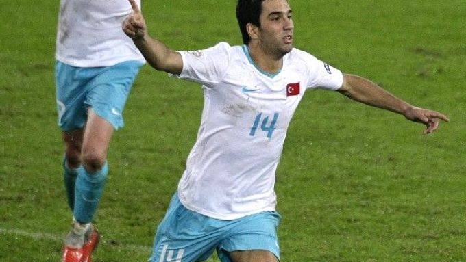 Turecký fotbalista Arda Turan se raduje z gólu, kterým v nastaveném čase rozhodl o výhře svého týmu nad Švýcarskem.
