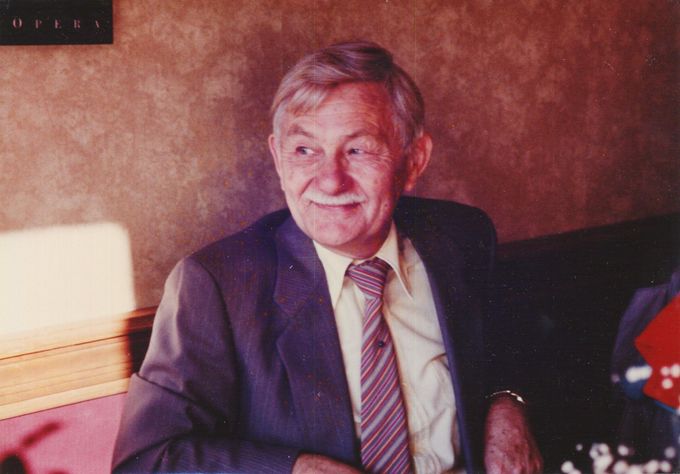 Americký etolog John B. Calhoun (69) během oslavy očekávaného narození svého prvního vnoučete, 1. září 1986.