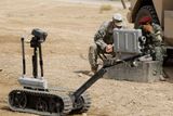 Američtí vojáci učí své kolegy, jak zacházet s robotem pro manipulaci s podezřelými předměty. Bagdád 8. října.