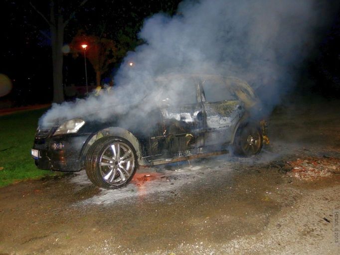 V Olomouci v noci shořelo luxusní auto značky Mercedes.