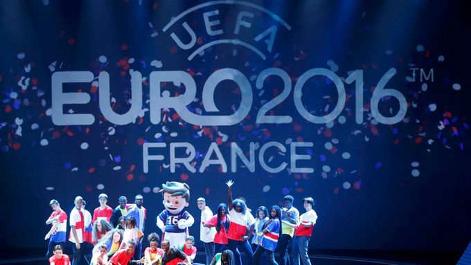 Během sobotního odpoledne se v Paříži losovaly základní skupiny Eura, které odstartuje zápasem mezi domácí Francií a Rumunskem za necelých sedm měsíců.