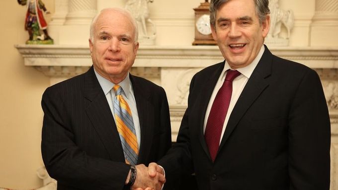 Brown? Silný lídr, pochválil hostitele McCain.