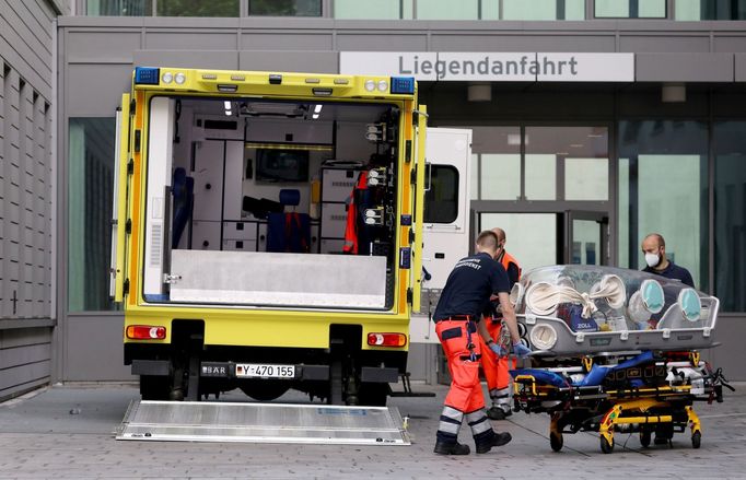 Lékaři převážejí Alexeje Navalného do berlínské kliniky Charité.