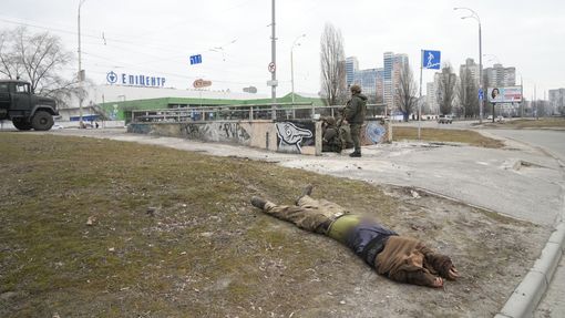 Tělo ukrajinského vojáka, který padl v Kyjevě na Ukrajině. 25. února 2022.