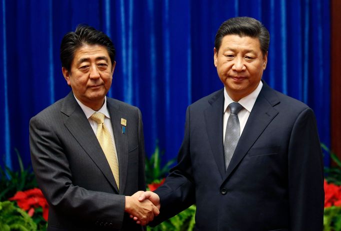 Japonský premiér Šinzó Abe a čínský prezident Si Ťin-pching během summitu APEC.