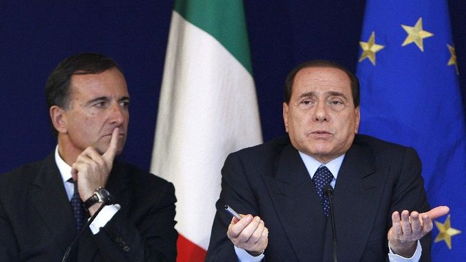 Italský ministr zahraničí Franco Frattini sleduje Berlusconiho projev na tiskové konferenci u příležitosti konce summitu šéfů EU v Bruselu - 16. října 2008.