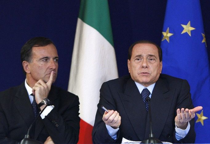 Italský ministr zahraničí Franco Frattini sleduje Berlusconiho projev na tiskové konferenci u příležitosti konce summitu šéfů EU v Bruselu - 16. října 2008.