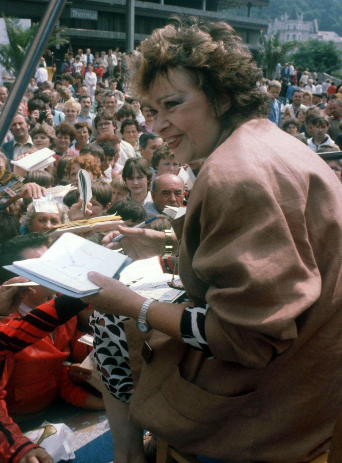 Při autogramiádě na Mezinárodním filmovém festivalu Karlovy Vary, červenec 1986.