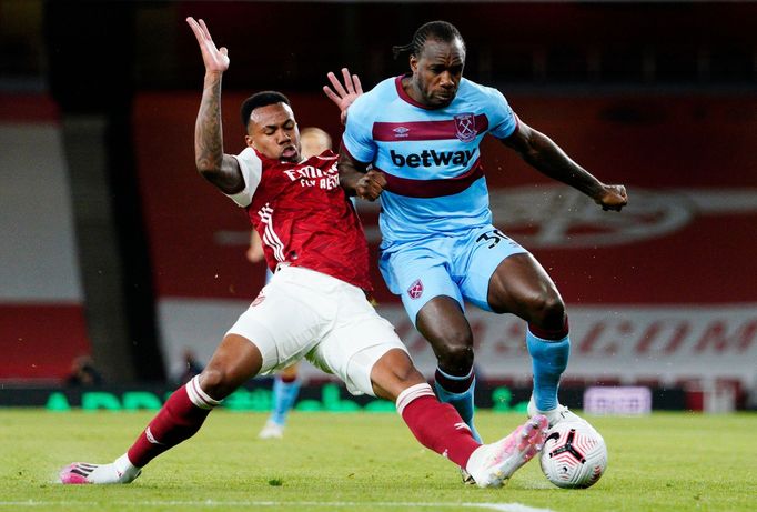 Gabriel Magalhaes a Michail Antonio v zápase Arsenal - West Ham United