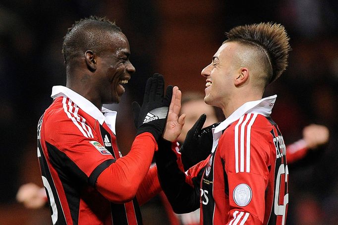 Mario Balotelli a Stephen El Shaarawy slaví vítězství nad Udinese