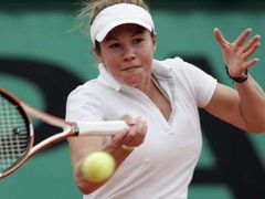 Eva Birnerová vrací míč Ai Sugiyamaové v prvním kole French Open.