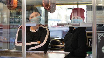 Lidé v obchodech kašlou a vtipkují o cestách do Itálie, stěžují si prodavačky