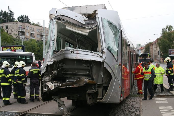 Srážka tramvají na Plzeňské ulici v Praze 5. Řidič jedné ze souprav nehodu nepřežil.