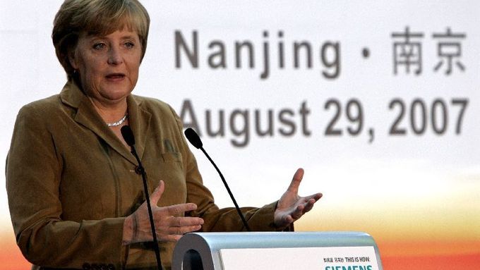 Germany~~s Chancellor Angela Merkel makes a speech during the 10th anniversary celebration of Siemens Numerical Control Ltd. in Nanjing August 29, 2007. REUTERS/Aly Song (CHINA)