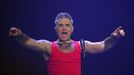 Zpěvák Robbie Williams během svého nedělního koncertu v pražské O2 areně.