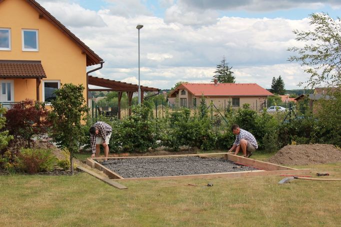 Stavba kaple v obci Krasová na Blanensku. Červenec 2018.