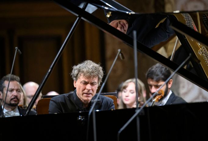 Na snímku ze závěrečného koncertu Dvořákovy Prahy je klavírista Paul Lewis.