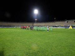 Hráči Livorna a Espaňolu Barcelona před zápasem třetího kola Poháru UEFA na italském stadionu, kam nebyli kvůli nevyhovujícím bezpečnostním parametrům vpuštěni fanoušci.