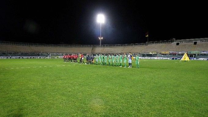 Hráči Livorna a Espaňolu Barcelona před zápasem třetího kola Poháru UEFA na italském stadionu, kam nebyli kvůli nevyhovujícím bezpečnostním parametrům vpuštěni fanoušci.