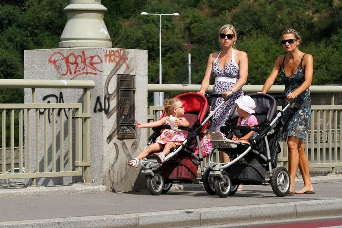 Děti v kočárcích ta projížďka po mostě bavila. Maminky možná litovaly, že nechaly auto doma, když viděli, jak snadno se dá křižovatkami projet.