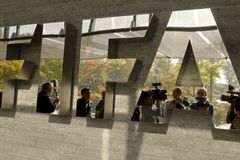 Odraz novinářů na logu FIFA