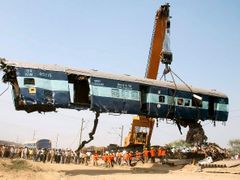 Jeřáb zdvihá jeden z vagónů v Mathuře ve státě Uttarpradéš.