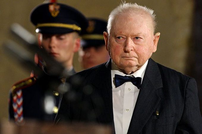 Profesor Josef Petráň obdržel medaili Za zásluhy o stát v oblasti vědy, výchovy a školství.