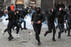 Soudy potrestaly šest lidí za násilí při demonstraci na Staroměstském náměstí