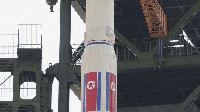 Raketa se severokorejskou vlajkou.