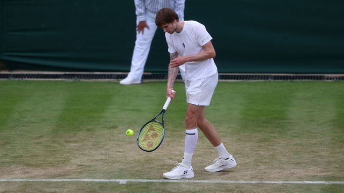 Alexander Bublik podává spodem na Wimbledonu
