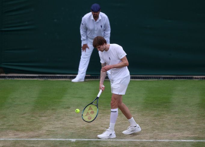 Alexander Bublik podává spodem na Wimbledonu