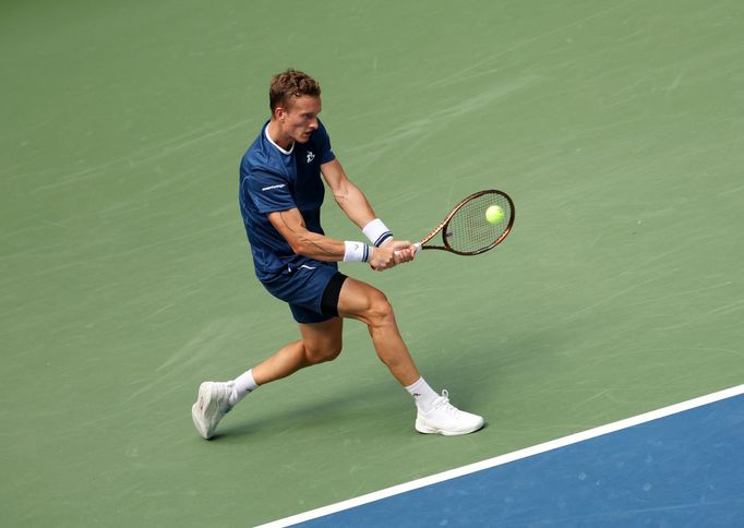 Jiří Lehečka  ve čtvrtfinále US Open proti Carlosi Alcarazovi