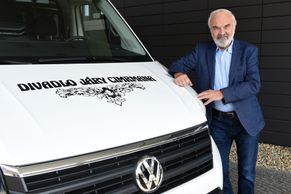 Foto: Akt, Lijavec a Afrika na cestě. Jak se vozí kulisy Divadla Járy Cimrmana?