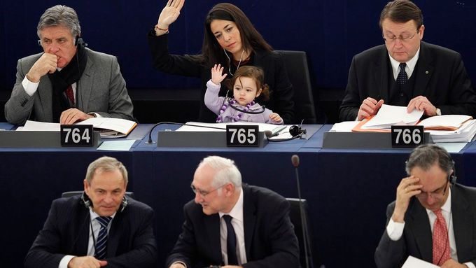 Italská členka Evropského parlamentu Licia Ronzulli se se svojí dcerou účastní hlasování v Evropském parlamentu ve Štrasburgu, 25. února 2012. <br><b>REUTERS/Vincent Kess