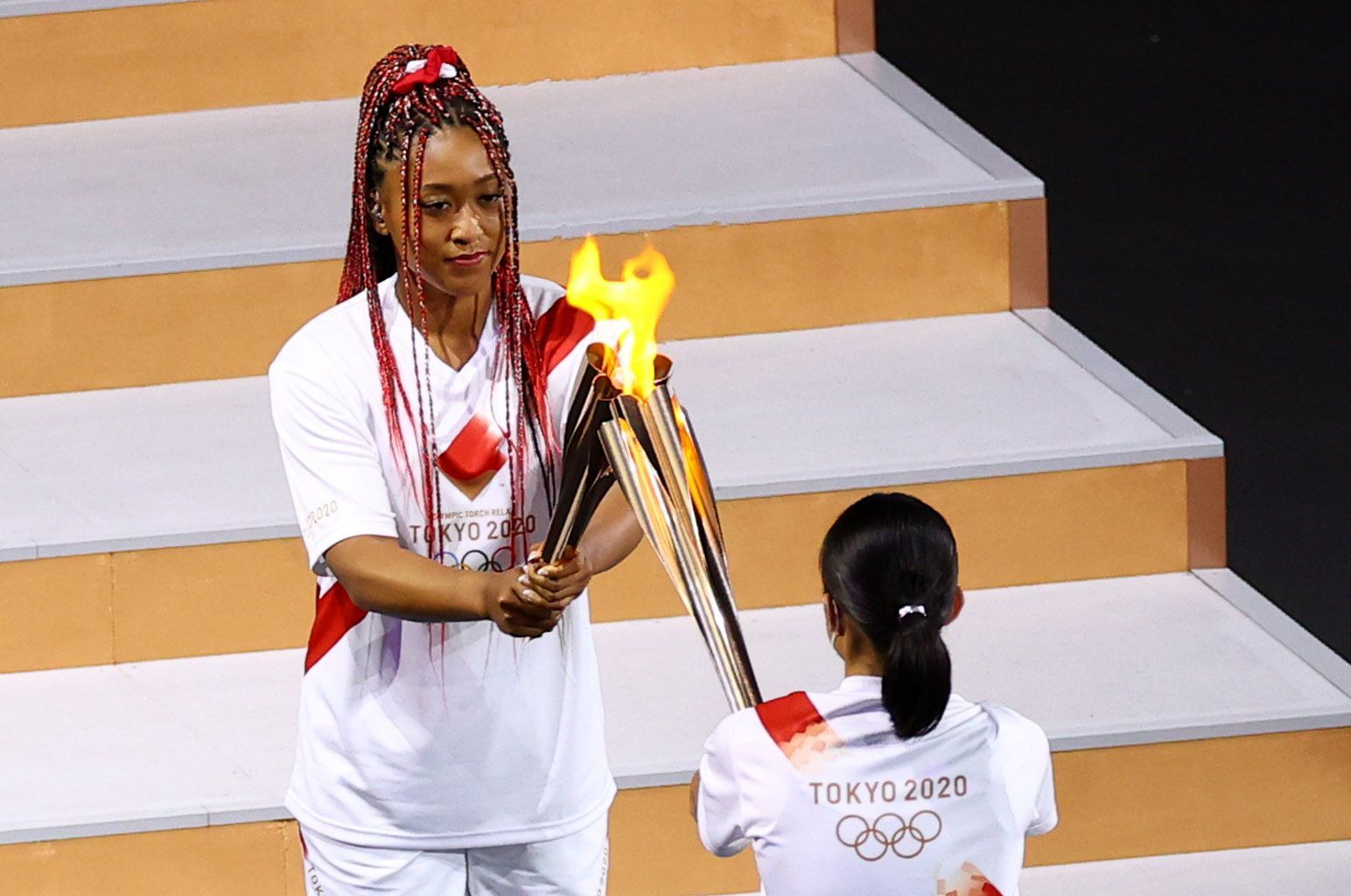 Tenistka Naomi Ósakaová zapaluje olympijský oheň na hrách v Tokiu 2020