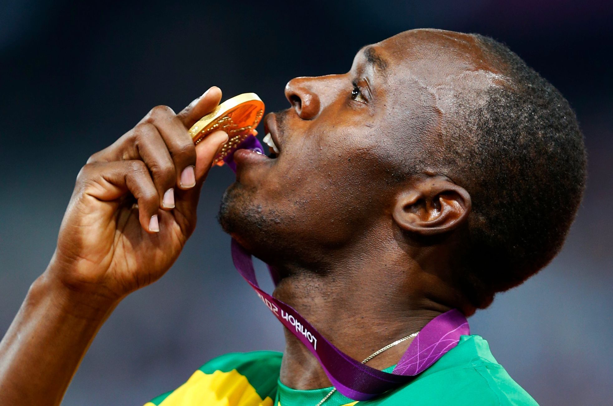 Usain Bolt se zlatou medailí za vítězství v závodě na 200 metrů na OH 2012