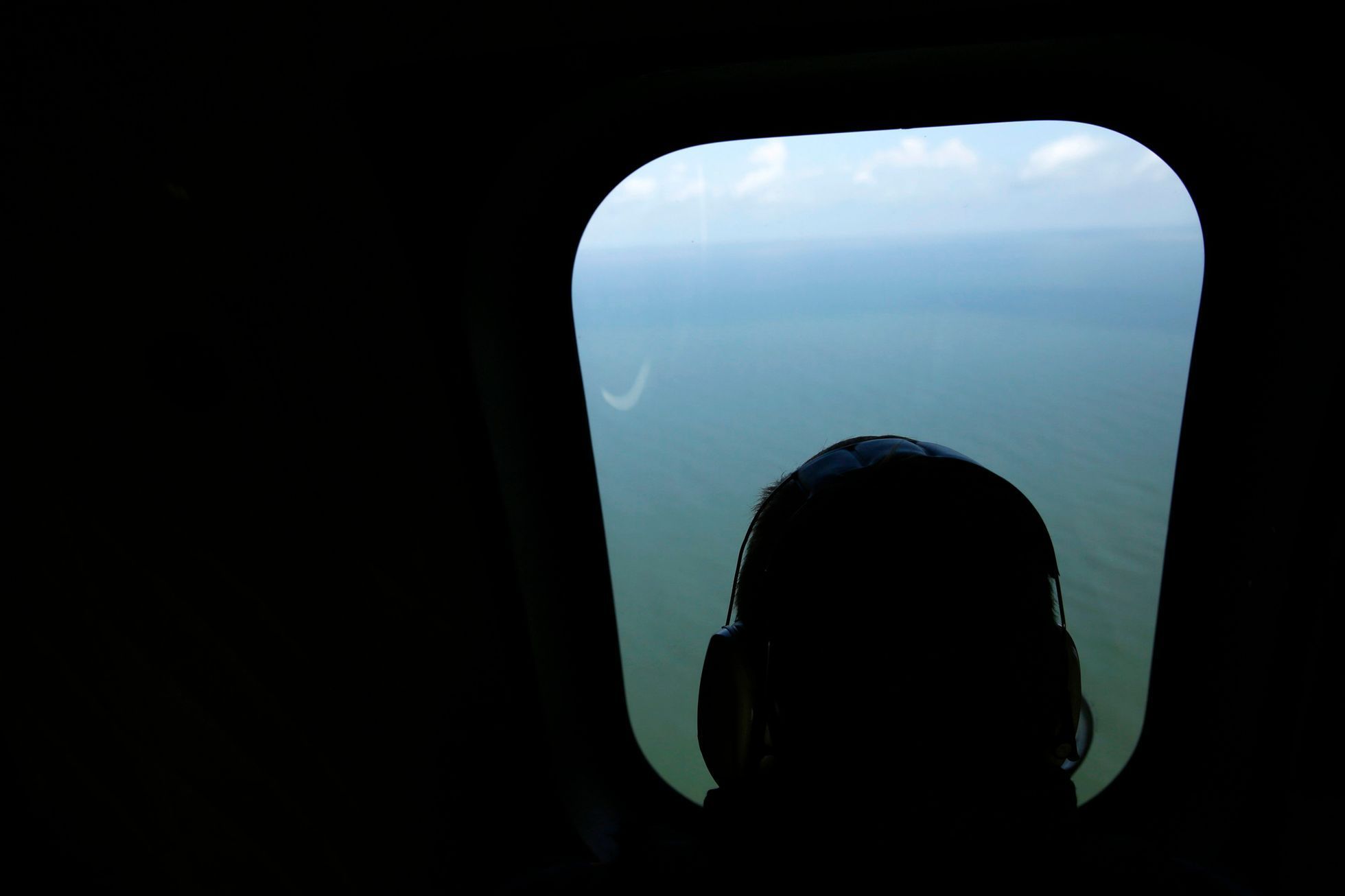 Vytahování trosek letounu airbus A320-200  letecké společnosti AirAsia