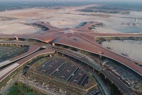 Největší letištní terminál na světě: Jak po roce funguje "Mořská hvězdice" od Hadid