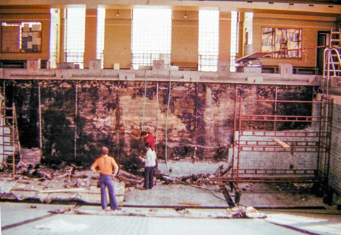 Pohled na dutinu za čelní stěnou bazénu odhalenou při rekonstrukci
v roce 1980.