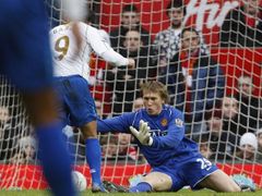Brankář Manchesteru United Thomas Kuszczak fauluje pronikajícího Milana Baroše z Portsmouthu ve čtvrtfinále FA Cupu.