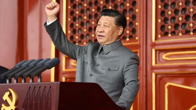 Proti Západu! Generální tajemník čínských komunistů Si Ťin-pching slaví 100 let od založení Strany.