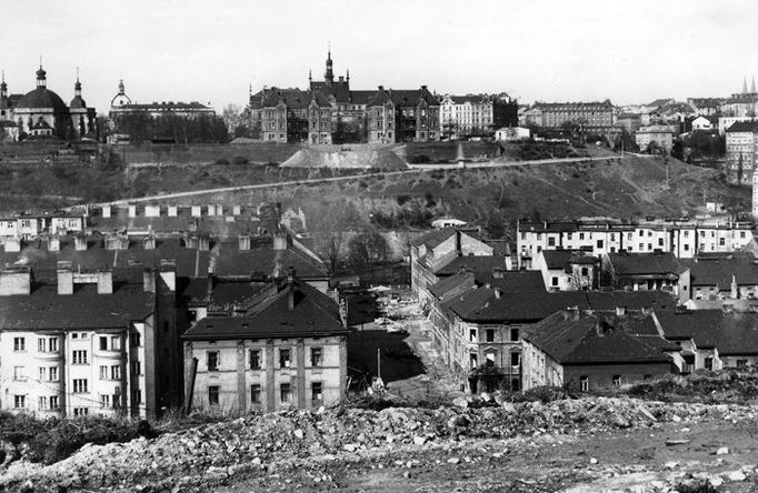 Takto vypadaly Nusle v roce 1965 ještě před stavbou mostu.