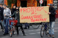 Frontex nezabránil "pushbackům" proti migrantům, důkazy o přímém zapojení ale chybí