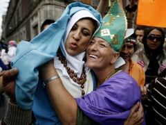 Mexičtí stoupenci legalizace potratů oslavují. Svými kostýmy (Panna Maria, kardinál) provokují katolickou církev.