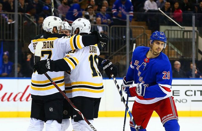 David Pastrňák v klubku spoluhráčů z Bostonu Bruins